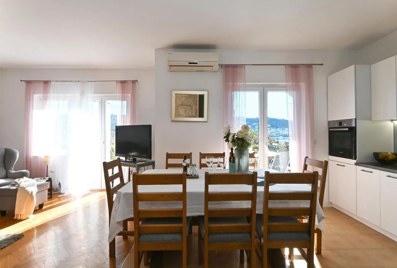 Holiday House Vukman Trogir 0*,
